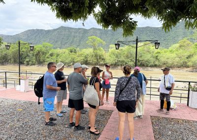 Viajeros en el malecón del río Magdalena en Honda, Tolima