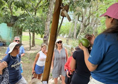 Viajeros disfrutando agua de coco en una finca del Tolima