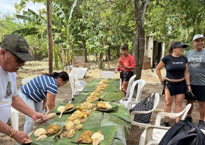 Almuerzo típico colombiano servido en hoja de plátano