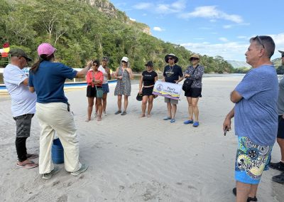 Grupo de Pijao's Colombia Tours en una playa del río Magdalena