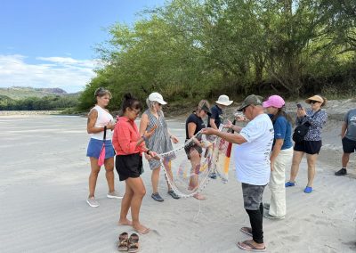 Demostración de pesca artesanal con atarraya en el río Magdalena